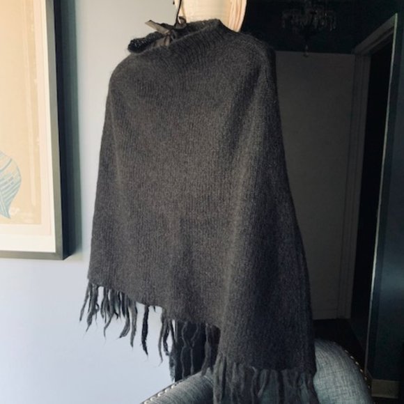Knitted Cape - Picture 1 of 5
